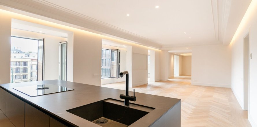Apartamento de 4 dormitorios en venta en Barcelona, Cataluña, Spain № 1525