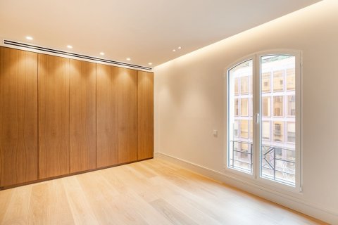 Apartamento de 4 dormitorios en venta en Barcelona, Cataluña, Spain № 1525 - foto 19