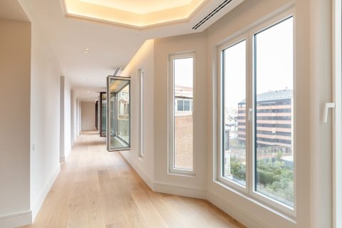 Apartamento de 4 dormitorios en venta en Barcelona, Cataluña, Spain № 1525 - foto 8