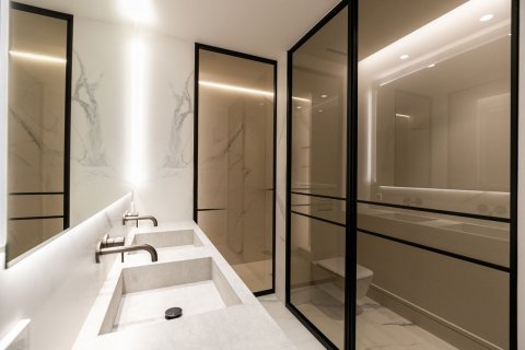 Apartamento de 4 dormitorios en venta en Barcelona, Cataluña, Spain № 1525 - foto 16