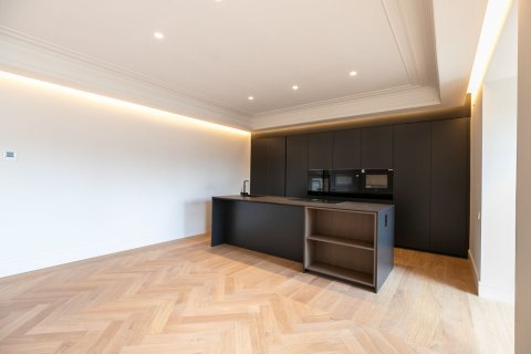 Apartamento de 4 dormitorios en venta en Barcelona, Cataluña, Spain № 1525 - foto 7