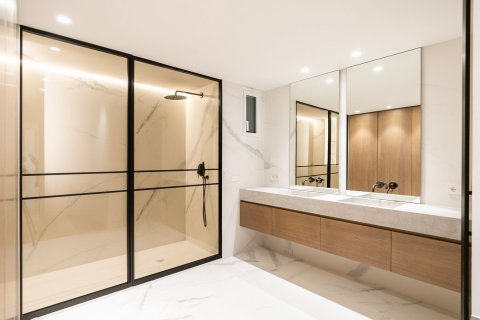 Apartamento de 4 dormitorios en venta en Barcelona, Cataluña, Spain № 1525 - foto 24