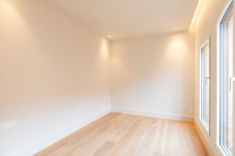 Apartamento de 4 dormitorios en venta en Barcelona, Cataluña, Spain № 1525 - foto 23