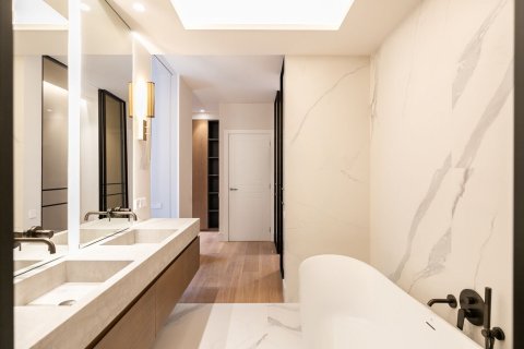 Apartamento de 4 dormitorios en venta en Barcelona, Cataluña, Spain № 1525 - foto 14