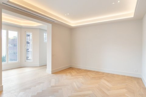 Apartamento de 4 dormitorios en venta en Barcelona, Cataluña, Spain № 1525 - foto 11