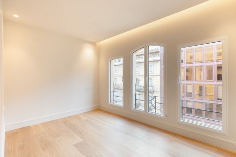 Apartamento de 4 dormitorios en venta en Barcelona, Cataluña, Spain № 1525 - foto 22