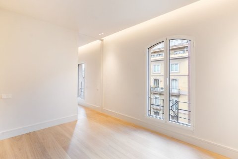 Apartamento de 4 dormitorios en venta en Barcelona, Cataluña, Spain № 1525 - foto 10