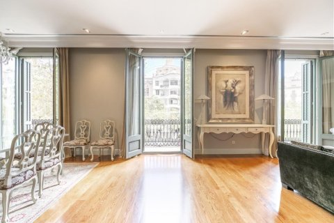 Apartamento de 4 dormitorios en venta en Barcelona, Cataluña, Spain № 1526 - foto 4