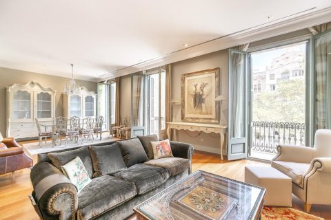 Apartamento de 4 dormitorios en venta en Barcelona, Cataluña, Spain № 1526 - foto 2