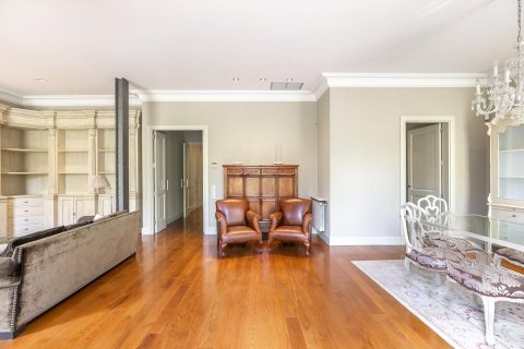 Apartamento de 4 dormitorios en venta en Barcelona, Cataluña, Spain № 1526 - foto 15