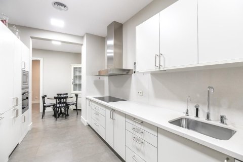 Apartamento de 4 dormitorios en venta en Barcelona, Cataluña, Spain № 1526 - foto 6