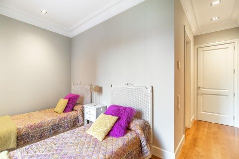 Apartamento de 4 dormitorios en venta en Barcelona, Cataluña, Spain № 1526 - foto 12