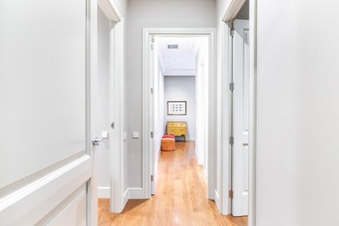 Apartamento de 4 dormitorios en venta en Barcelona, Cataluña, Spain № 1526 - foto 14
