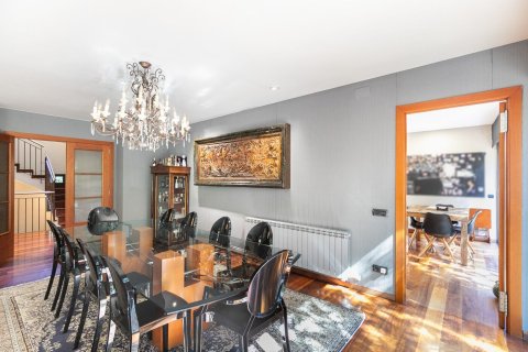 Сasa de 5 dormitorios en venta en Barcelona, Cataluña, Spain № 1528 - foto 10