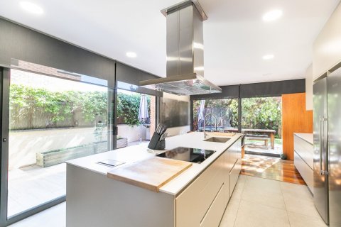 Сasa de 5 dormitorios en venta en Barcelona, Cataluña, Spain № 1528 - foto 11