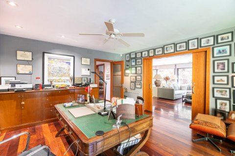 Сasa de 5 dormitorios en venta en Barcelona, Cataluña, Spain № 1528 - foto 9