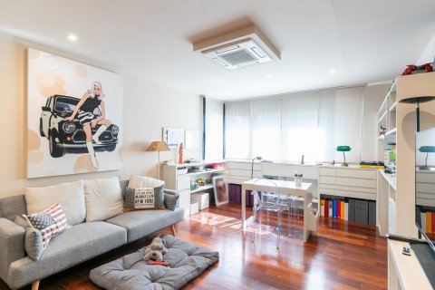 Сasa de 5 dormitorios en venta en Barcelona, Cataluña, Spain № 1528 - foto 15