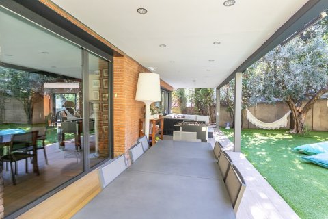 Сasa de 5 dormitorios en venta en Barcelona, Cataluña, Spain № 1528 - foto 6