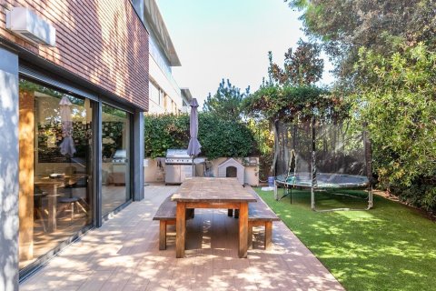 Сasa de 5 dormitorios en venta en Barcelona, Cataluña, Spain № 1528 - foto 5