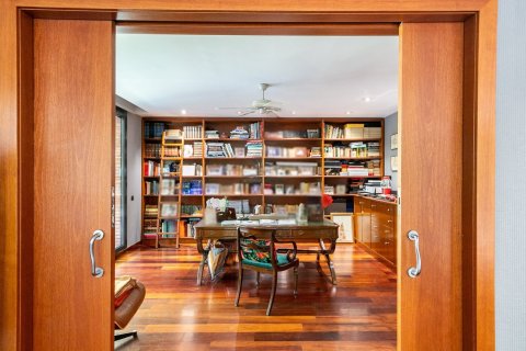 Сasa de 5 dormitorios en venta en Barcelona, Cataluña, Spain № 1528 - foto 8