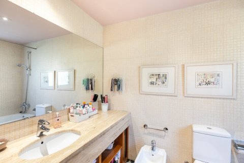 Сasa de 5 dormitorios en venta en Barcelona, Cataluña, Spain № 1528 - foto 17