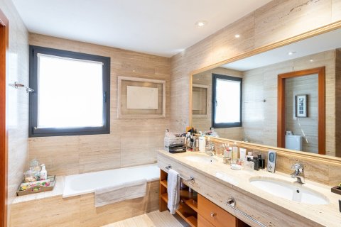 Сasa de 5 dormitorios en venta en Barcelona, Cataluña, Spain № 1528 - foto 21