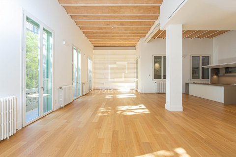 Apartamento de 3 dormitorios en venta en Barcelona, Cataluña, Spain № 4435