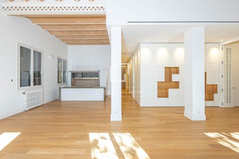 3 bedrooms apartment for sale in Barcelona, Catalonia, Spain № 4435 - photo 2