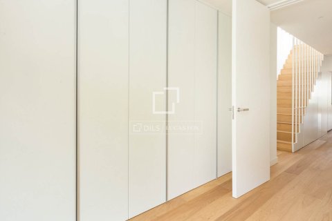 Ático de 2 dormitorios en venta en Barcelona, Cataluña, Spain № 4438 - foto 23