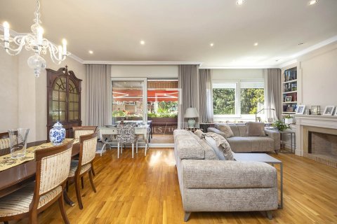 Apartamento de 4 dormitorios en alquiler en Barcelona, Cataluña, Spain № 7241