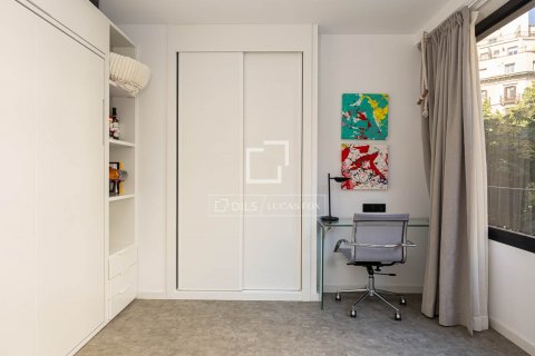 Apartamento de 2 dormitorios en venta en Barcelona, Cataluña, Spain № 8551 - foto 9