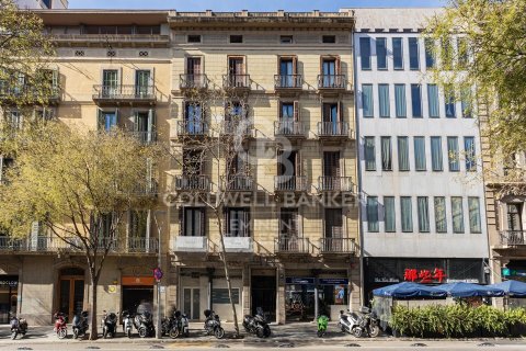 Apartamento de 4 dormitorios en venta en Barcelona, Cataluña, Spain № 7984 - foto 3