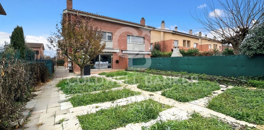 Сasa de 4 dormitorios en venta en Vic, Barcelona, Cataluña, Spain № 5391