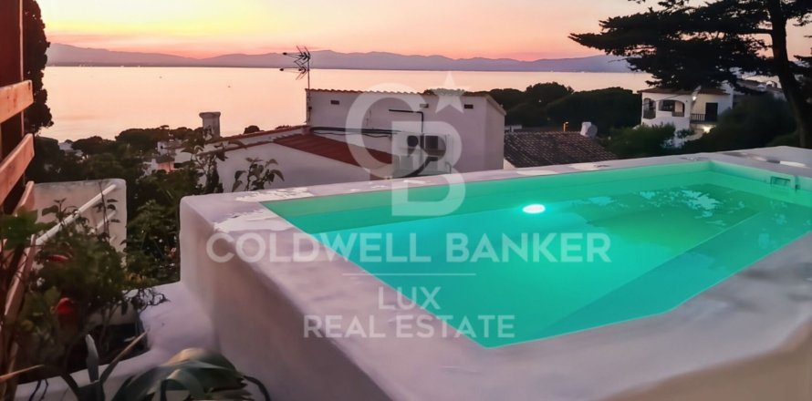 Сasa de 2 dormitorios en venta en L'Escala, Gerona, Cataluña, Spain № 5394