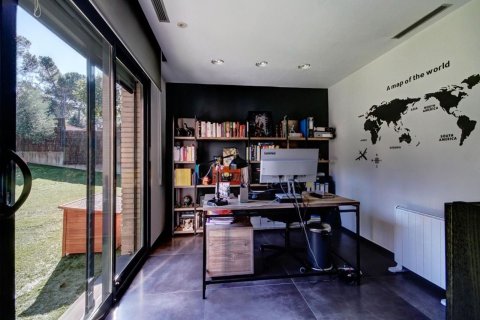Сasa de 4 dormitorios en venta en Cataluña, Spain № 6252 - foto 29