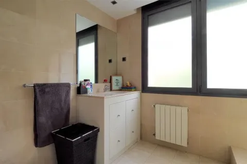 Сasa de 7 dormitorios en venta en Barcelona, Cataluña, Spain № 1726 - foto 23
