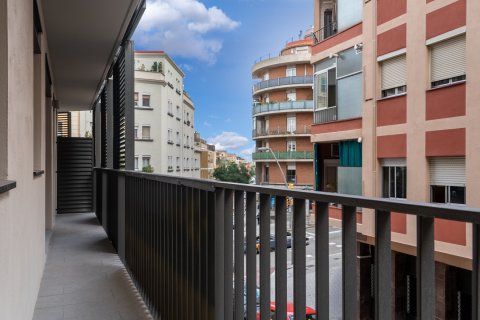 Apartamento de 4 dormitorios en venta en Barcelona, Cataluña, Spain № 1731 - foto 24