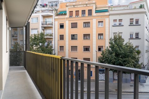 Apartamento de 4 dormitorios en venta en Barcelona, Cataluña, Spain № 1731 - foto 17