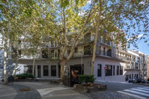 Apartamento de 4 dormitorios en venta en Barcelona, Cataluña, Spain № 1731 - foto 2