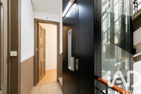 Apartamento de 2 dormitorios en venta en Barcelona, Cataluña, Spain № 7340 - foto 4