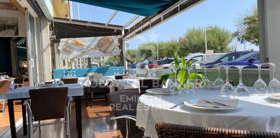 Cafetería / restaurante de 243 m² en venta en L'Escala, Gerona, Cataluña, Spain № 5855