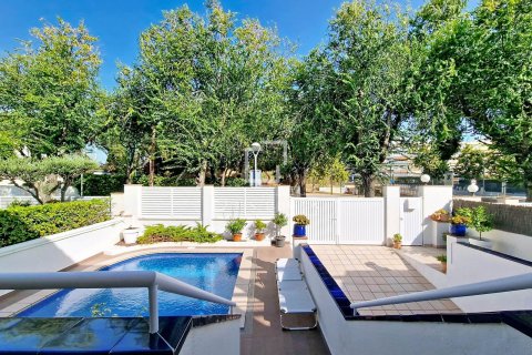 Villa de 5 dormitorios en venta en Vilanova i la Geltrú, Barcelona, Cataluña, Spain № 8837
