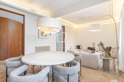 Apartamento de 4 dormitorios en venta en Barcelona, Cataluña, Spain № 6409 - foto 6