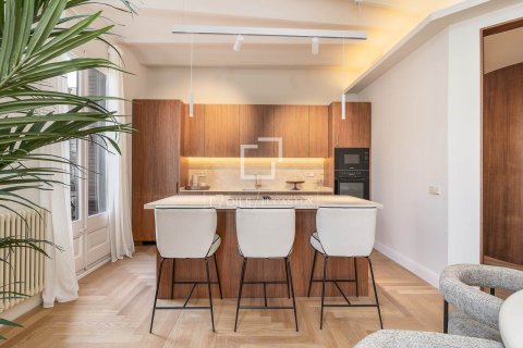 Apartamento de 4 dormitorios en venta en Barcelona, Cataluña, Spain № 6409 - foto 2