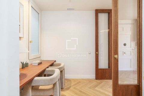 Apartamento de 4 dormitorios en venta en Barcelona, Cataluña, Spain № 6409 - foto 22