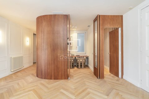 Apartamento de 4 dormitorios en venta en Barcelona, Cataluña, Spain № 6409 - foto 15