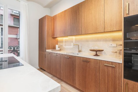 Apartamento de 4 dormitorios en venta en Barcelona, Cataluña, Spain № 6409 - foto 11