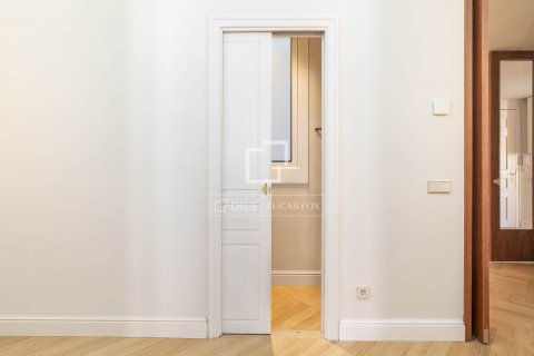 Apartamento de 4 dormitorios en venta en Barcelona, Cataluña, Spain № 6409 - foto 25