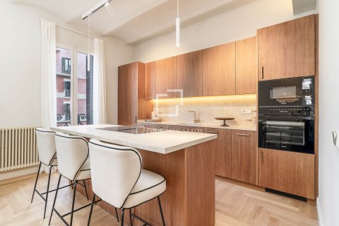 Apartamento de 4 dormitorios en venta en Barcelona, Cataluña, Spain № 6409 - foto 4