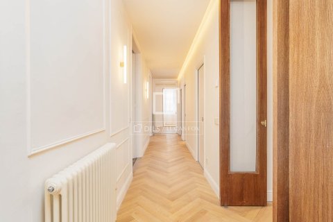 Apartamento de 4 dormitorios en venta en Barcelona, Cataluña, Spain № 6409 - foto 24